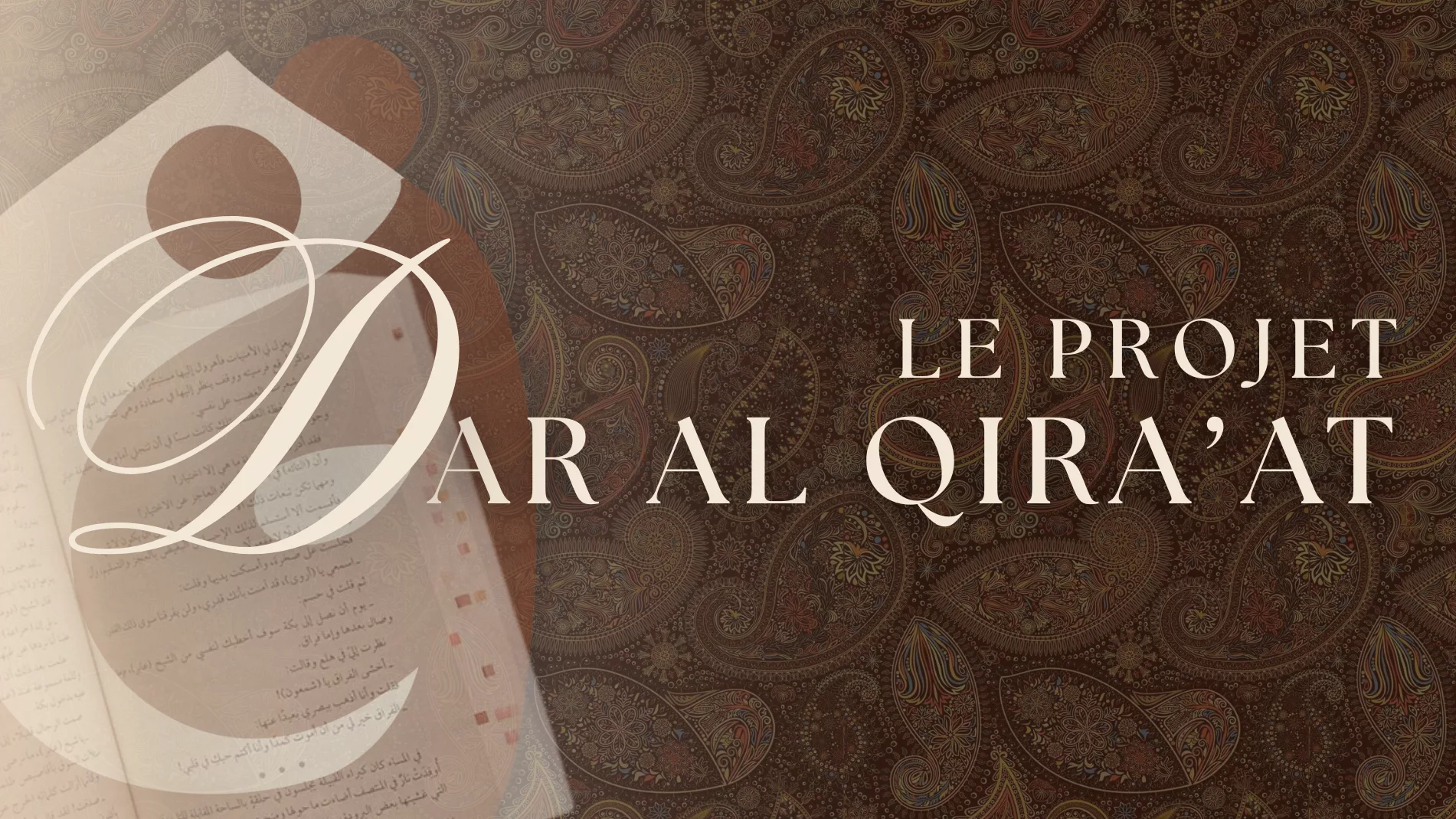 Reliures et pages de livres anciens empilés, lumière chaude sur le papier